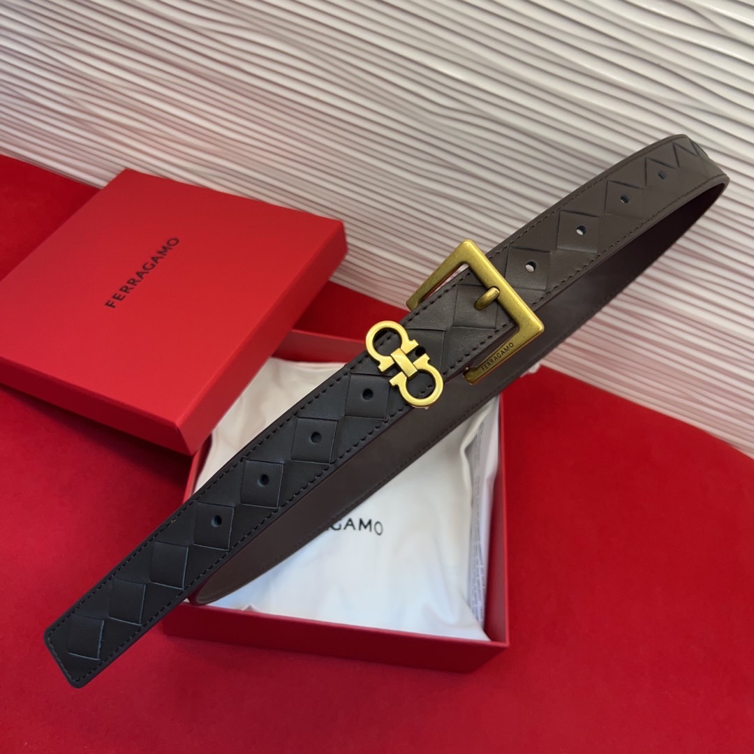 菲拉新款女士腰带这款皮带精选顶级材质，皮革柔软亲肤，纹理自然细腻，经过特殊工艺处理，皮革坚韧耐用，在时尚