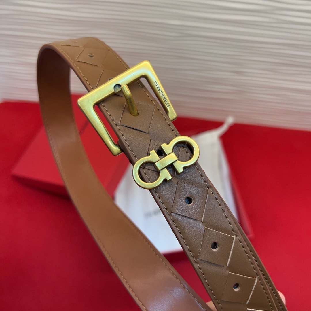 菲拉新款女士腰带这款皮带精选顶级材质，皮革柔软亲肤，纹理自然细腻，经过特殊工艺处理，皮革坚韧耐用，在时尚