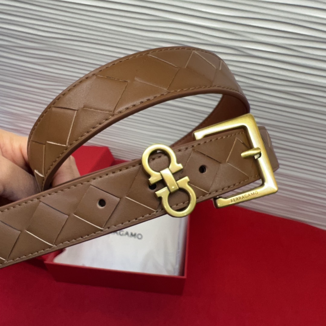 菲拉新款女士腰带这款皮带精选顶级材质，皮革柔软亲肤，纹理自然细腻，经过特殊工艺处理，皮革坚韧耐用，在时尚