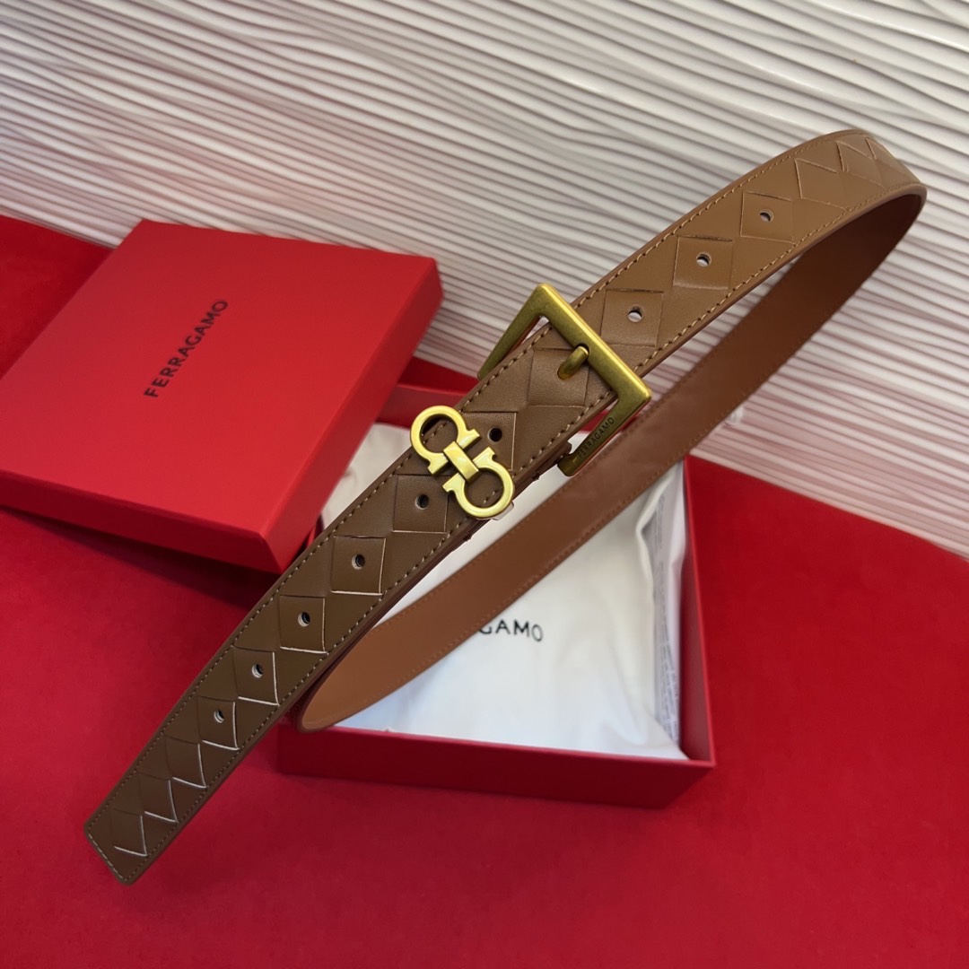 菲拉新款女士腰带这款皮带精选顶级材质，皮革柔软亲肤，纹理自然细腻，经过特殊工艺处理，皮革坚韧耐用，在时尚