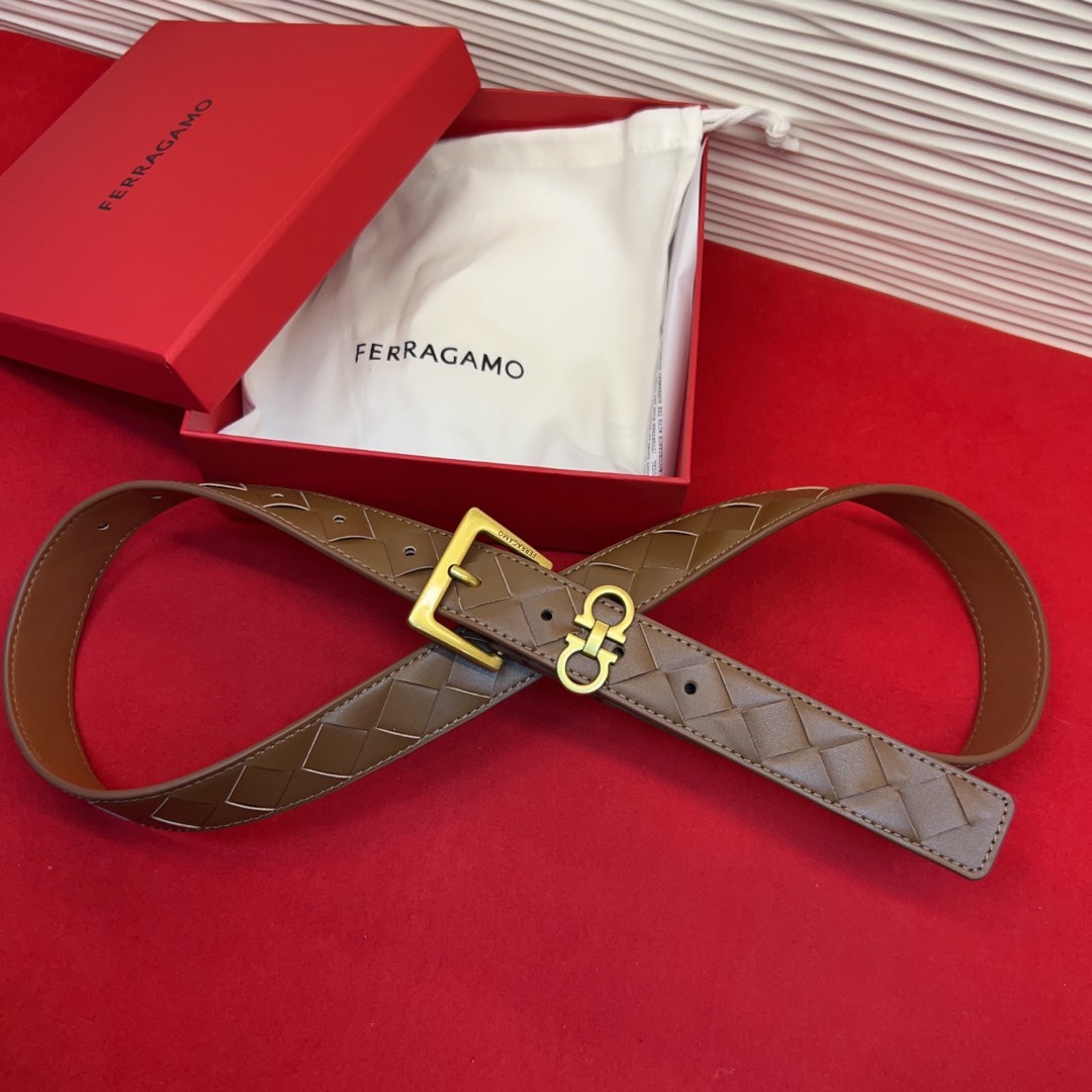 菲拉新款女士腰带这款皮带精选顶级材质，皮革柔软亲肤，纹理自然细腻，经过特殊工艺处理，皮革坚韧耐用，在时尚