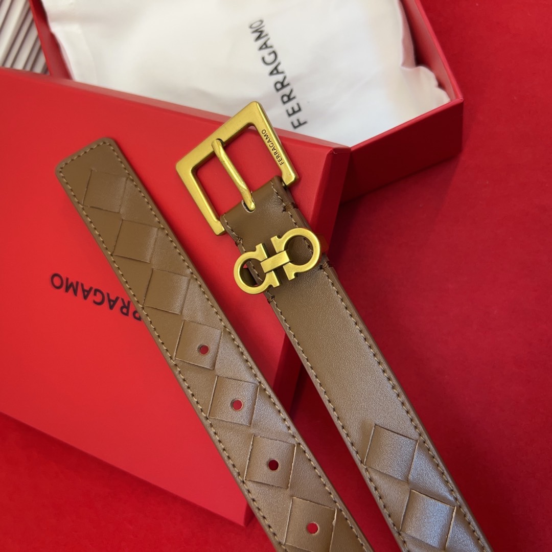 菲拉新款女士腰带这款皮带精选顶级材质，皮革柔软亲肤，纹理自然细腻，经过特殊工艺处理，皮革坚韧耐用，在时尚