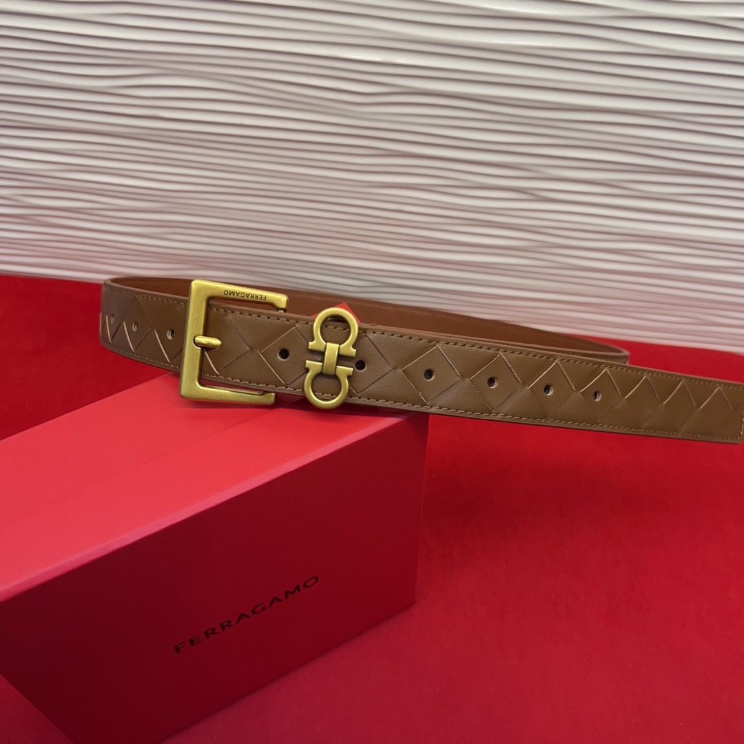 菲拉新款女士腰带这款皮带精选顶级材质，皮革柔软亲肤，纹理自然细腻，经过特殊工艺处理，皮革坚韧耐用，在时尚