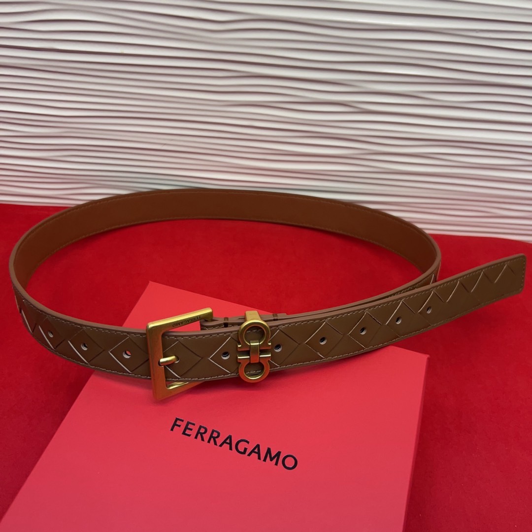 菲拉新款女士腰带这款皮带精选顶级材质，皮革柔软亲肤，纹理自然细腻，经过特殊工艺处理，皮革坚韧耐用，在时尚