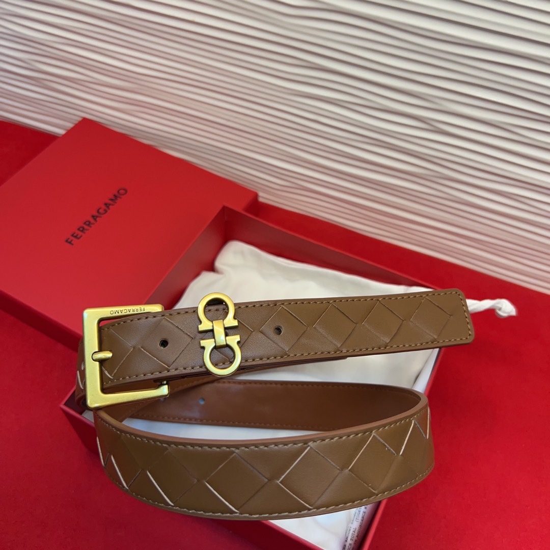 菲拉新款女士腰带这款皮带精选顶级材质，皮革柔软亲肤，纹理自然细腻，经过特殊工艺处理，皮革坚韧耐用，在时尚