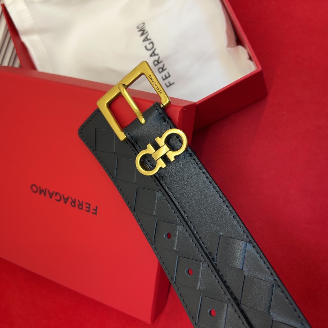 菲拉新款女士腰带这款皮带精选顶级材质，皮革柔软亲肤，纹理自然细腻，经过特殊工艺处理，皮革坚韧耐用，在时尚