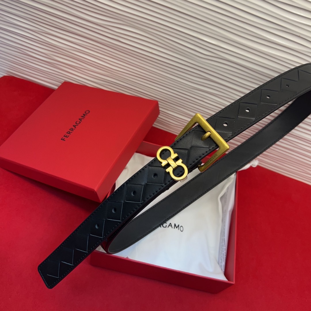 菲拉新款女士腰带这款皮带精选顶级材质，皮革柔软亲肤，纹理自然细腻，经过特殊工艺处理，皮革坚韧耐用，在时尚