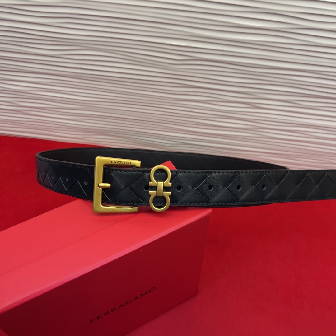 菲拉新款女士腰带这款皮带精选顶级材质，皮革柔软亲肤，纹理自然细腻，经过特殊工艺处理，皮革坚韧耐用，在时尚