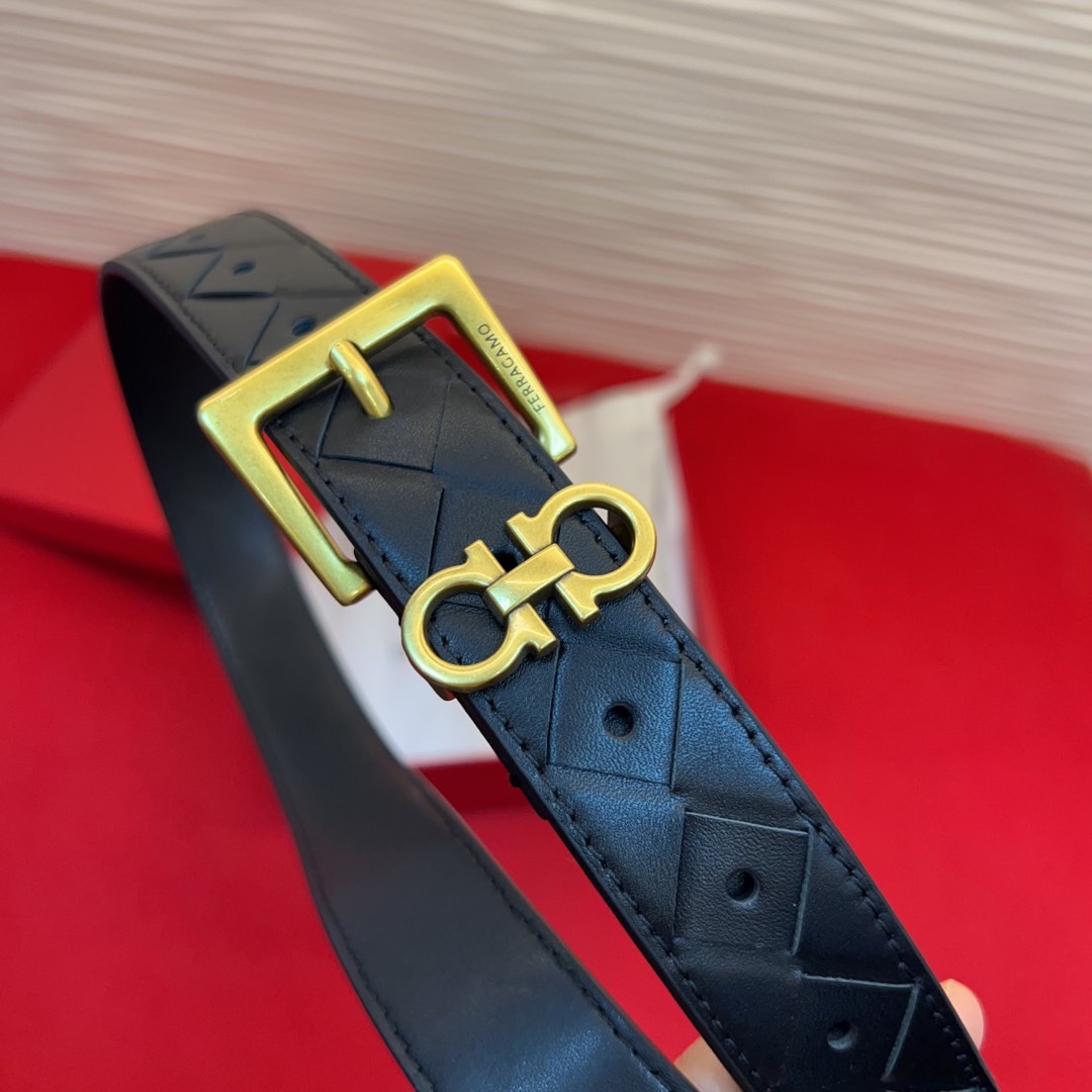 菲拉新款女士腰带这款皮带精选顶级材质，皮革柔软亲肤，纹理自然细腻，经过特殊工艺处理，皮革坚韧耐用，在时尚