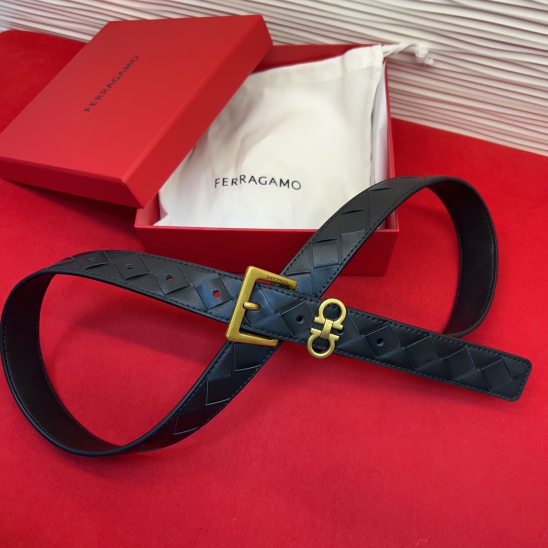 菲拉新款女士腰带这款皮带精选顶级材质，皮革柔软亲肤，纹理自然细腻，经过特殊工艺处理，皮革坚韧耐用，在时尚