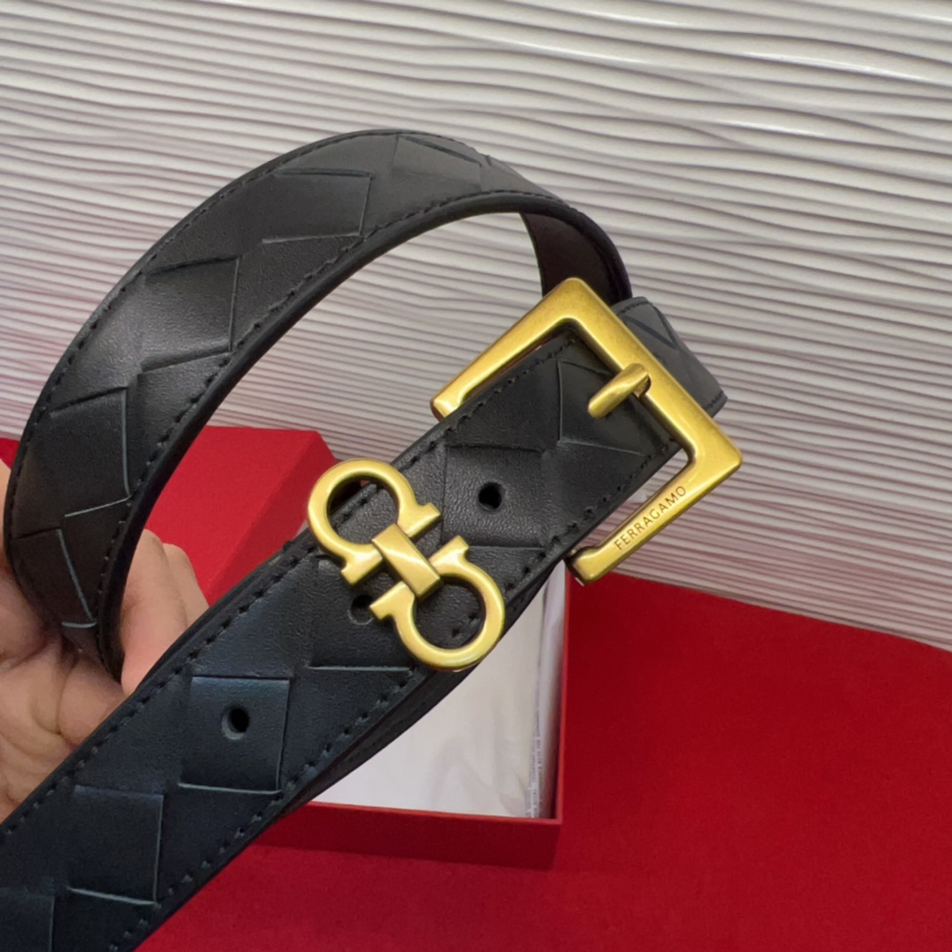 菲拉新款女士腰带这款皮带精选顶级材质，皮革柔软亲肤，纹理自然细腻，经过特殊工艺处理，皮革坚韧耐用，在时尚