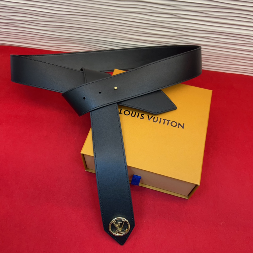 超好看的驴家女士腰封使用感一半是皮带让你爱不释手 随意切换可以当皮带也可以当腰链也可以绑在大衣外面 也是