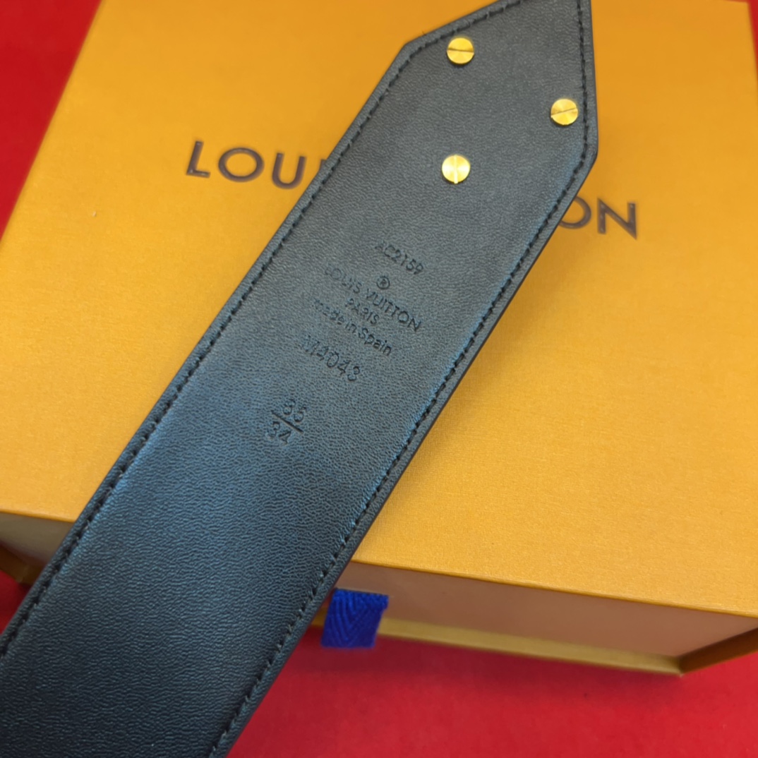 超好看的驴家女士腰封使用感一半是皮带让你爱不释手 随意切换可以当皮带也可以当腰链也可以绑在大衣外面 也是