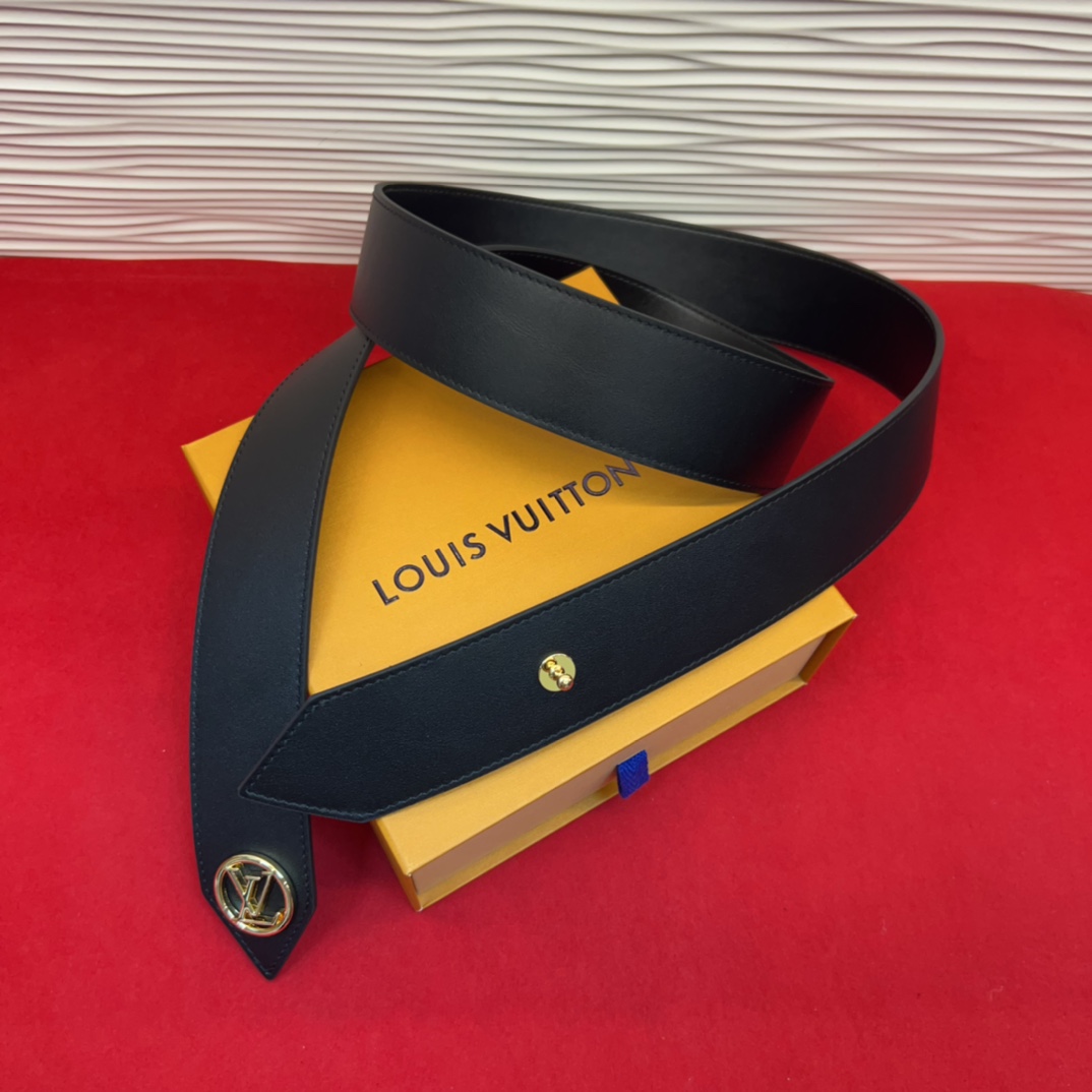 超好看的驴家女士腰封使用感一半是皮带让你爱不释手 随意切换可以当皮带也可以当腰链也可以绑在大衣外面 也是