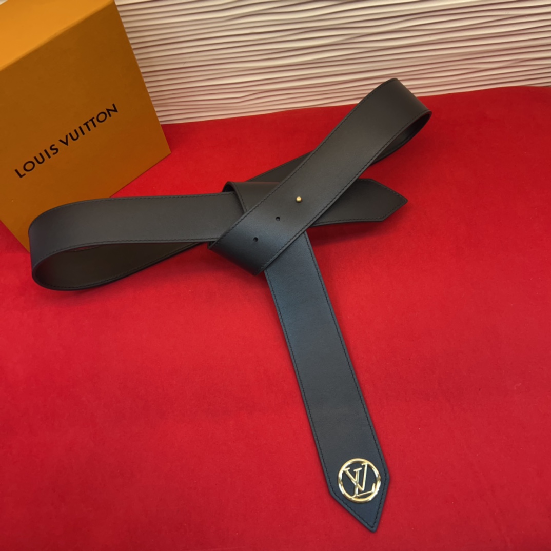 超好看的驴家女士腰封使用感一半是皮带让你爱不释手 随意切换可以当皮带也可以当腰链也可以绑在大衣外面 也是