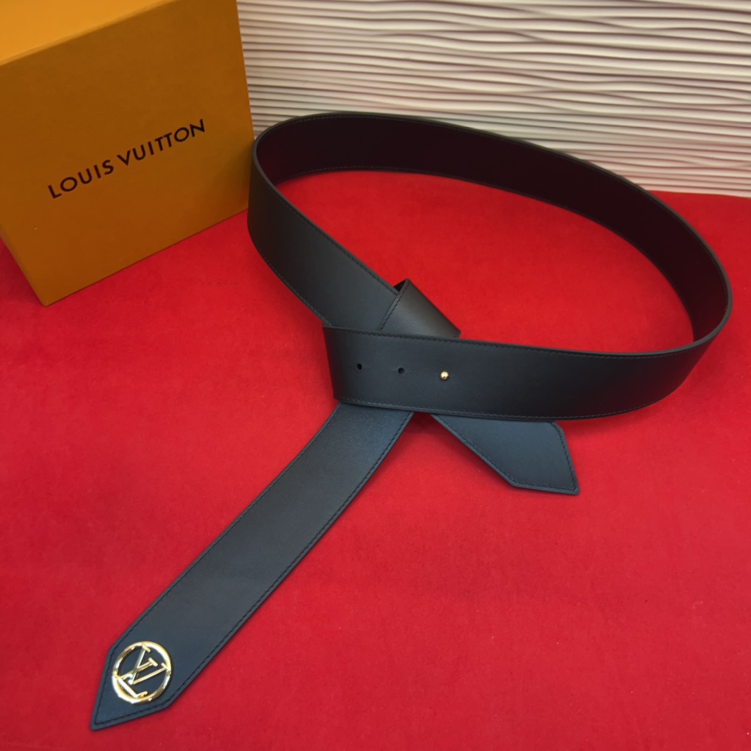 超好看的驴家女士腰封使用感一半是皮带让你爱不释手 随意切换可以当皮带也可以当腰链也可以绑在大衣外面 也是