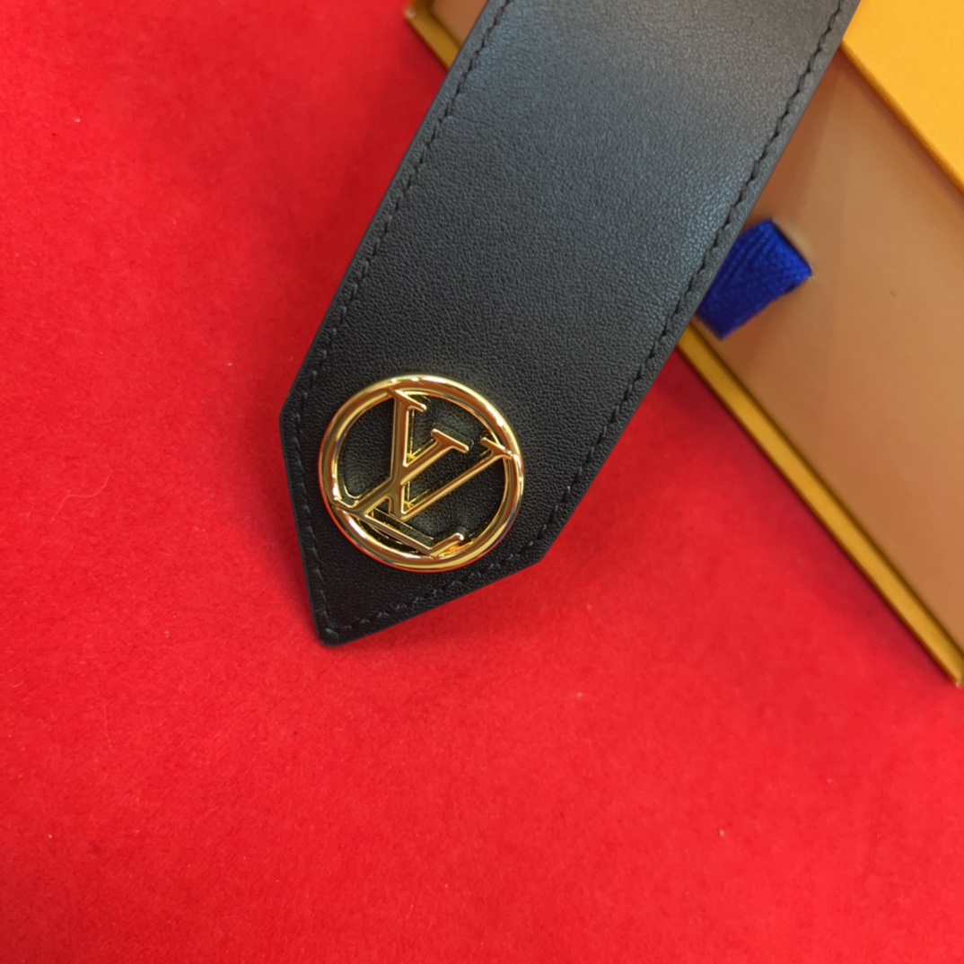 超好看的驴家女士腰封使用感一半是皮带让你爱不释手 随意切换可以当皮带也可以当腰链也可以绑在大衣外面 也是