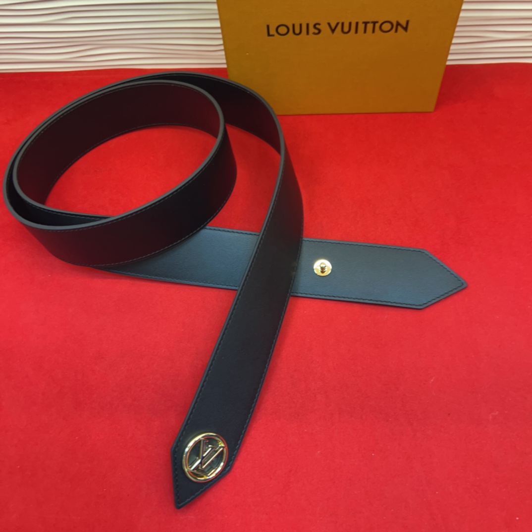 超好看的驴家女士腰封使用感一半是皮带让你爱不释手 随意切换可以当皮带也可以当腰链也可以绑在大衣外面 也是