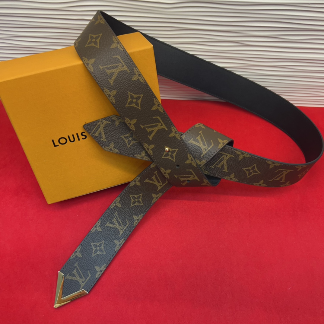 超好看的驴家女士腰封使用感一半是皮带让你爱不释手 随意切换可以当皮带也可以当腰链也可以绑在大衣外面 也是