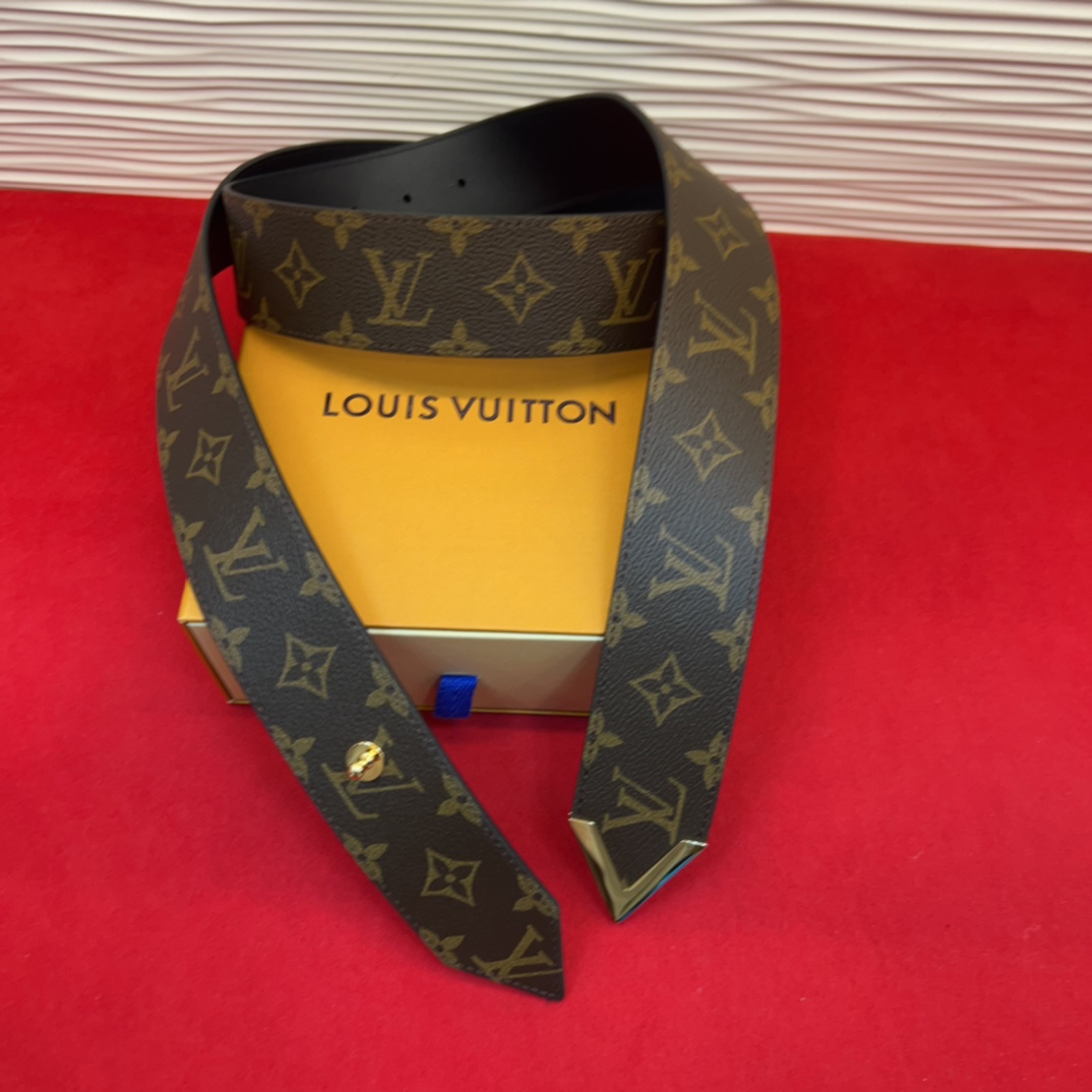 超好看的驴家女士腰封使用感一半是皮带让你爱不释手 随意切换可以当皮带也可以当腰链也可以绑在大衣外面 也是