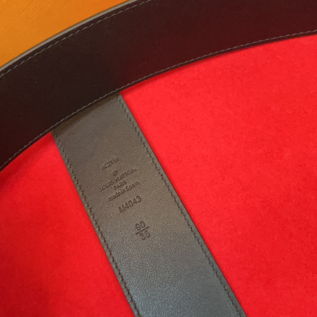 超好看的驴家女士腰封使用感一半是皮带让你爱不释手 随意切换可以当皮带也可以当腰链也可以绑在大衣外面 也是