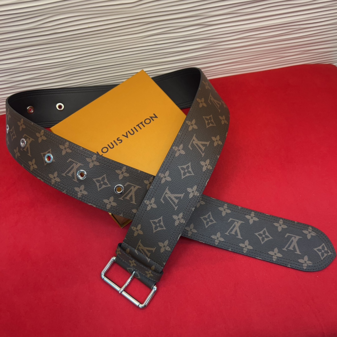 超好看的驴家女士腰封✨使用感一半是皮带让你爱不释手 随意切换可以当皮带也可以当腰链也可以绑在大衣外面 也