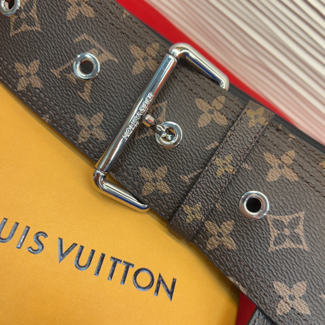 超好看的驴家女士腰封✨使用感一半是皮带让你爱不释手 随意切换可以当皮带也可以当腰链也可以绑在大衣外面 也