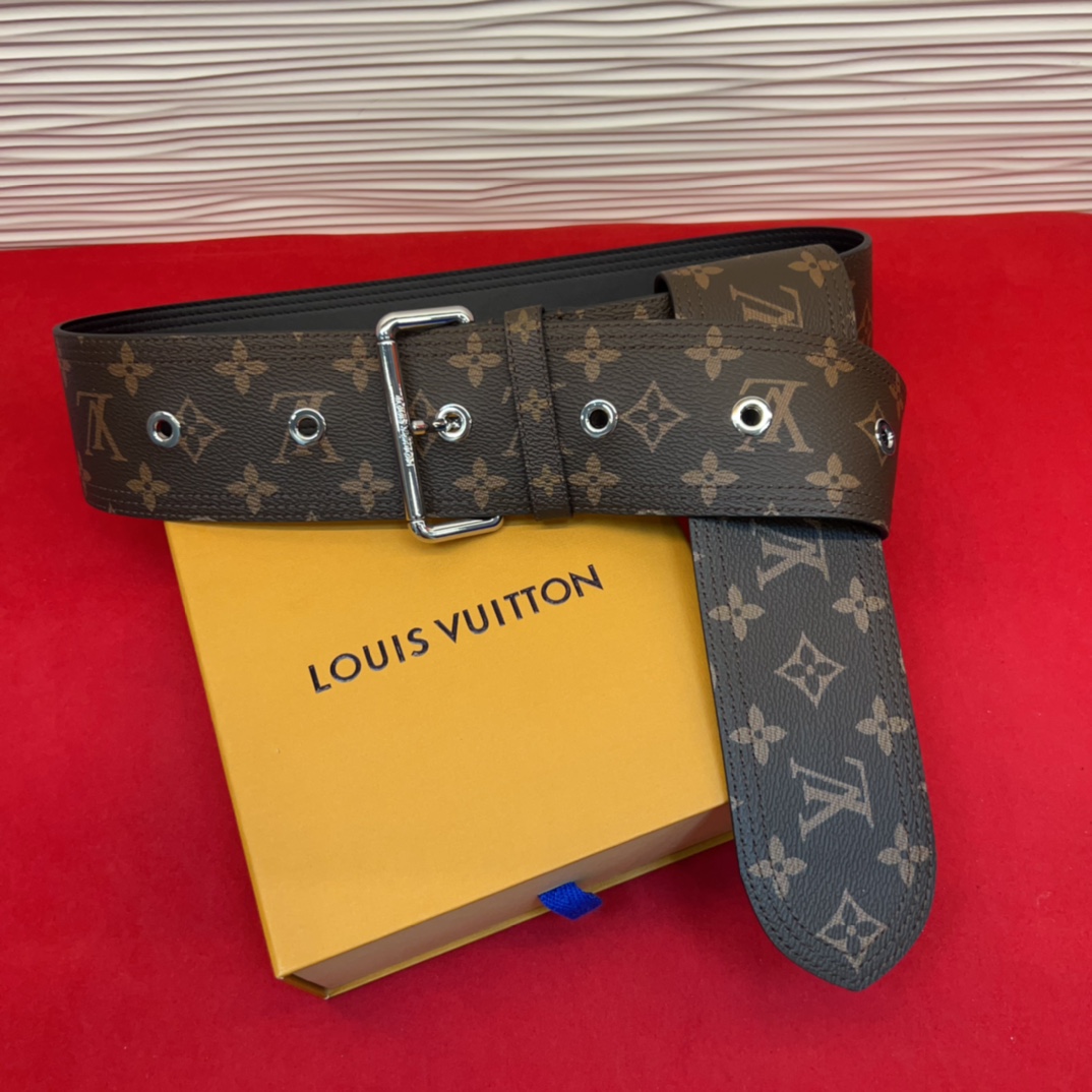 超好看的驴家女士腰封✨使用感一半是皮带让你爱不释手 随意切换可以当皮带也可以当腰链也可以绑在大衣外面 也