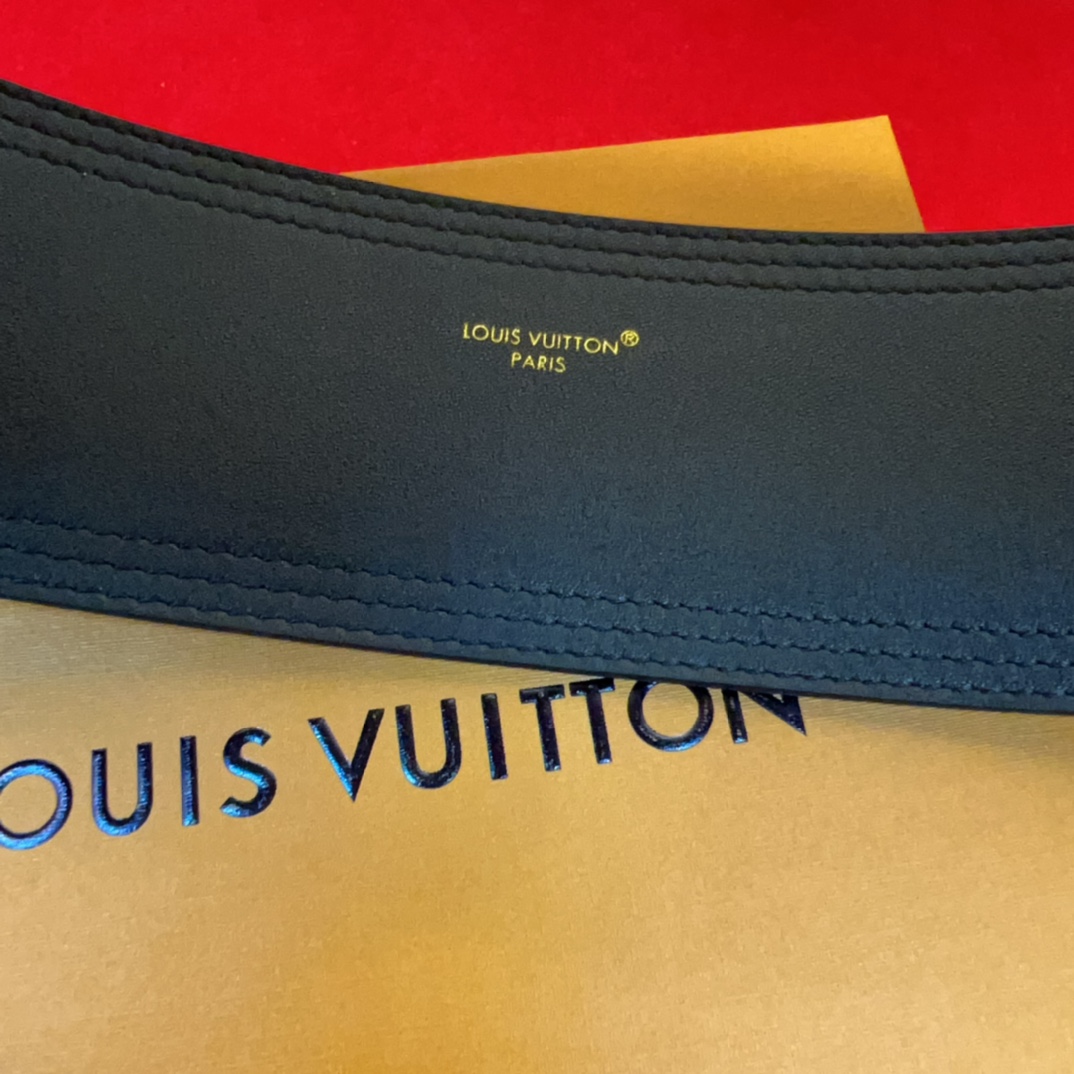 超好看的驴家女士腰封✨使用感一半是皮带让你爱不释手 随意切换可以当皮带也可以当腰链也可以绑在大衣外面 也