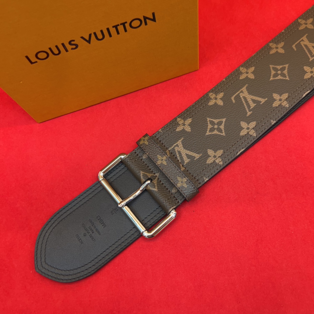 超好看的驴家女士腰封✨使用感一半是皮带让你爱不释手 随意切换可以当皮带也可以当腰链也可以绑在大衣外面 也