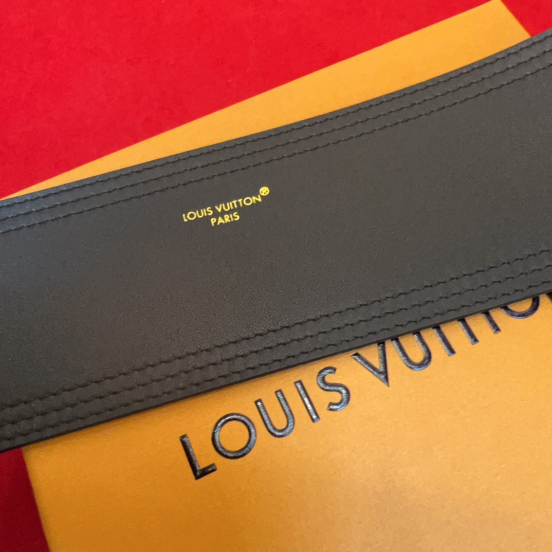 超好看的驴家女士腰封✨使用感一半是皮带让你爱不释手 随意切换可以当皮带也可以当腰链也可以绑在大衣外面 也