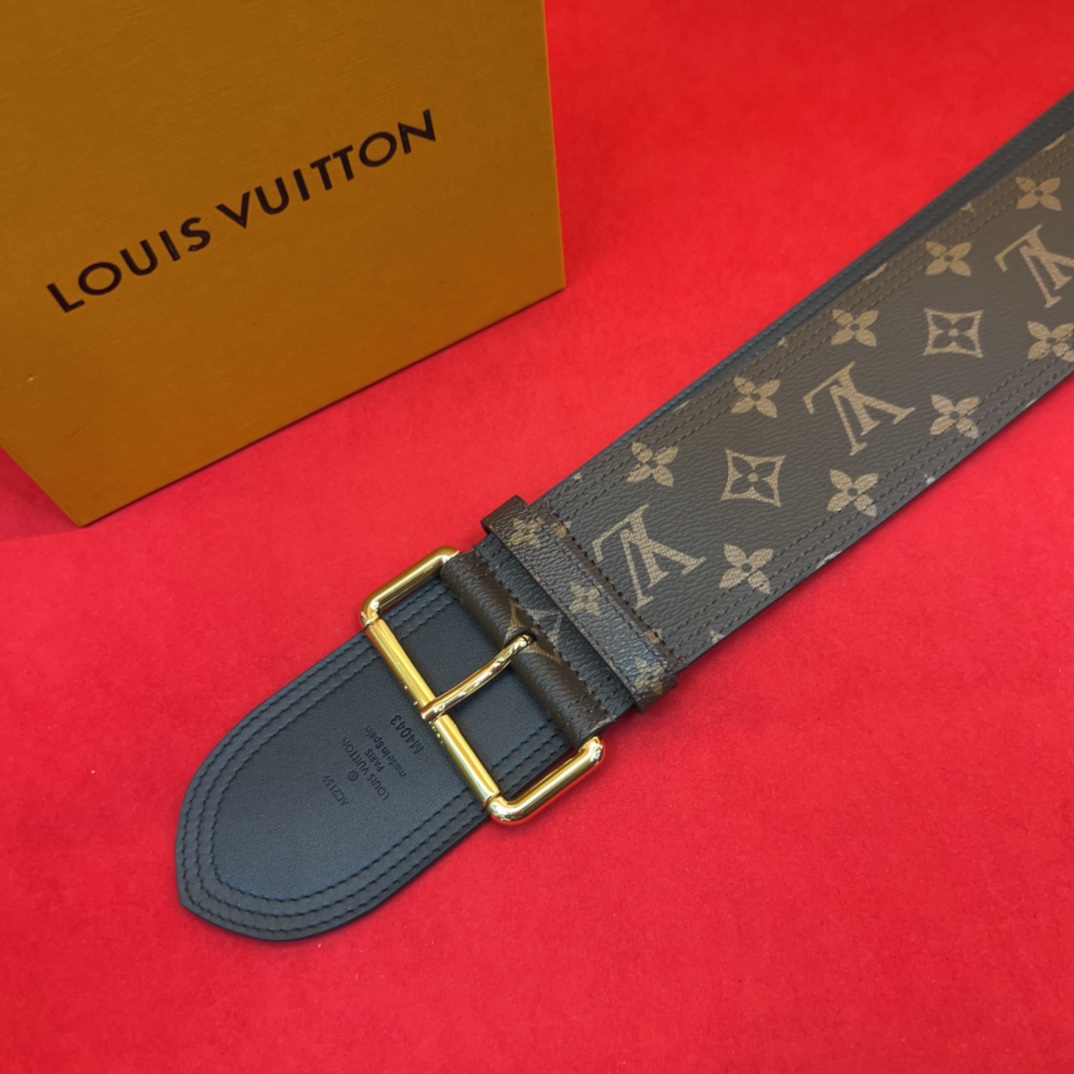 超好看的驴家女士腰封✨使用感一半是皮带让你爱不释手 随意切换可以当皮带也可以当腰链也可以绑在大衣外面 也