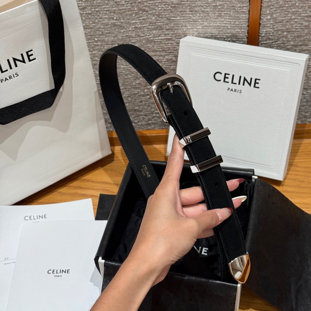 Celine 女士腰带 TRIOMPHE中号25毫米皮带这款采用进口牛皮绒面 光滑牛皮底腰带，质地柔软细