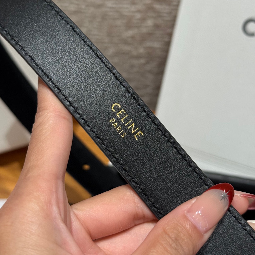 Celine 女士腰带 TRIOMPHE中号25毫米皮带这款采用进口牛皮绒面 光滑牛皮底腰带，质地柔软细