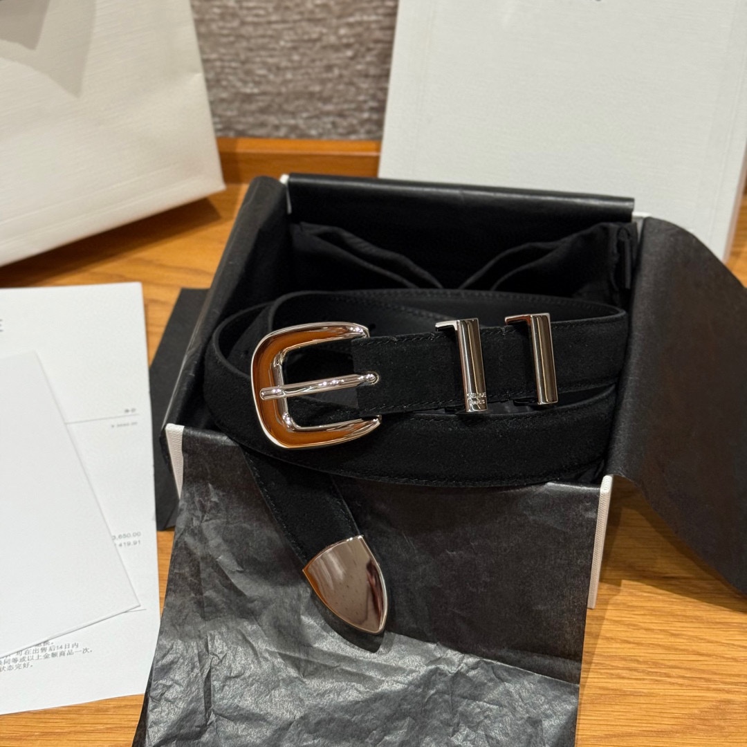 Celine 女士腰带 TRIOMPHE中号25毫米皮带这款采用进口牛皮绒面 光滑牛皮底腰带，质地柔软细