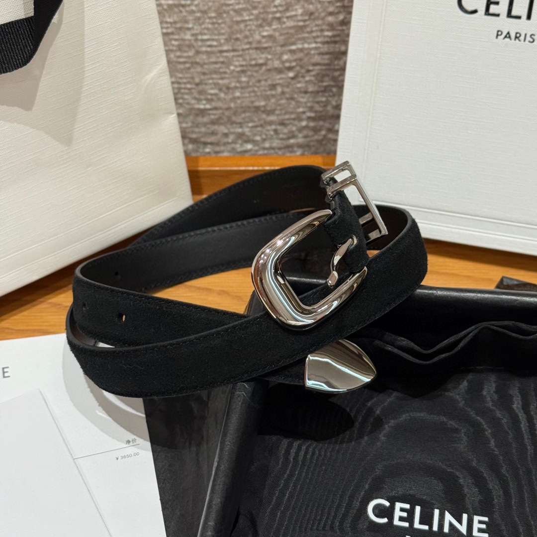 Celine 女士腰带 TRIOMPHE中号25毫米皮带这款采用进口牛皮绒面 光滑牛皮底腰带，质地柔软细