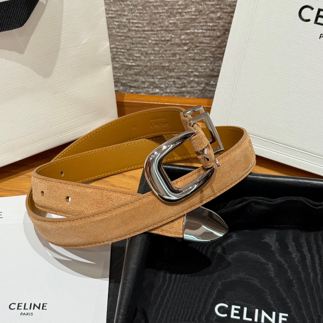 Celine 女士腰带 TRIOMPHE中号25毫米皮带这款采用进口牛皮绒面 光滑牛皮底腰带，质地柔软细