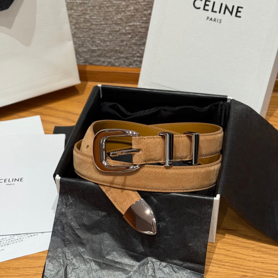 Celine 女士腰带 TRIOMPHE中号25毫米皮带这款采用进口牛皮绒面 光滑牛皮底腰带，质地柔软细