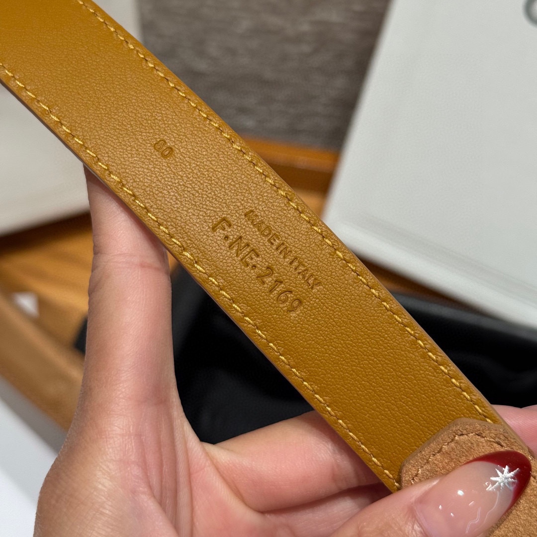 Celine 女士腰带 TRIOMPHE中号25毫米皮带这款采用进口牛皮绒面 光滑牛皮底腰带，质地柔软细