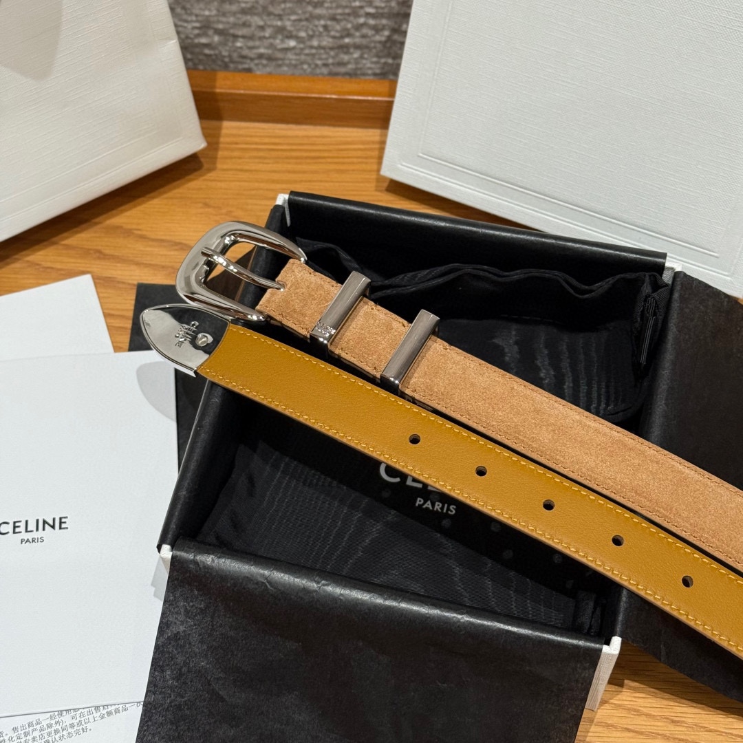 Celine 女士腰带 TRIOMPHE中号25毫米皮带这款采用进口牛皮绒面 光滑牛皮底腰带，质地柔软细
