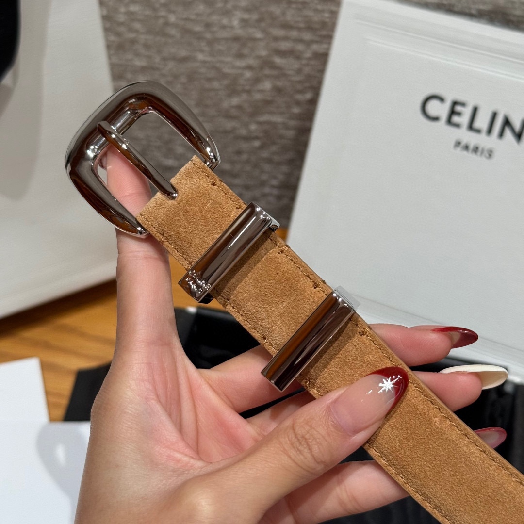 Celine 女士腰带 TRIOMPHE中号25毫米皮带这款采用进口牛皮绒面 光滑牛皮底腰带，质地柔软细