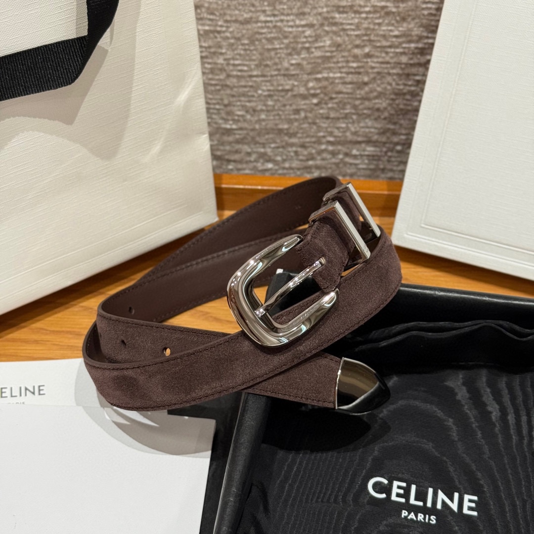 Celine 女士腰带 TRIOMPHE中号25毫米皮带这款采用进口牛皮绒面 光滑牛皮底腰带，质地柔软细