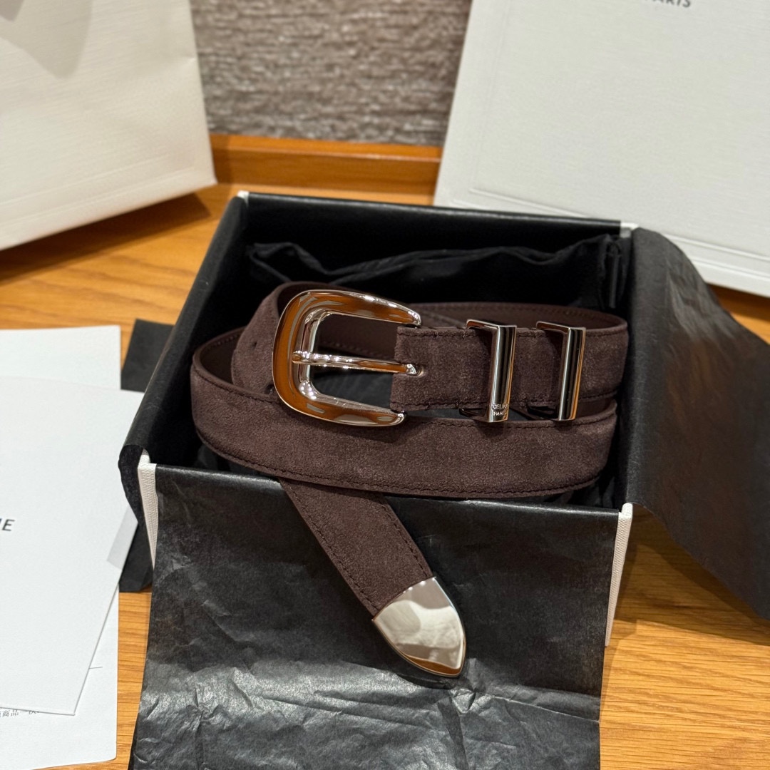 Celine 女士腰带 TRIOMPHE中号25毫米皮带这款采用进口牛皮绒面 光滑牛皮底腰带，质地柔软细