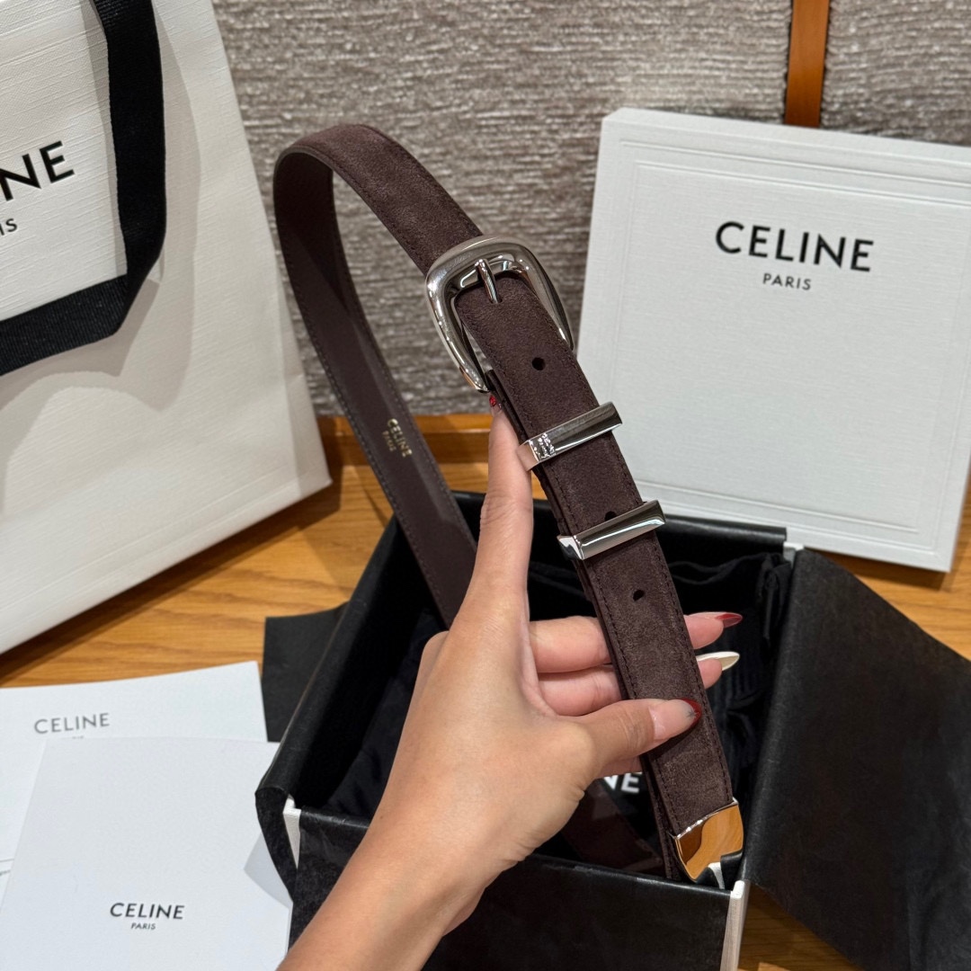 Celine 女士腰带 TRIOMPHE中号25毫米皮带这款采用进口牛皮绒面 光滑牛皮底腰带，质地柔软细