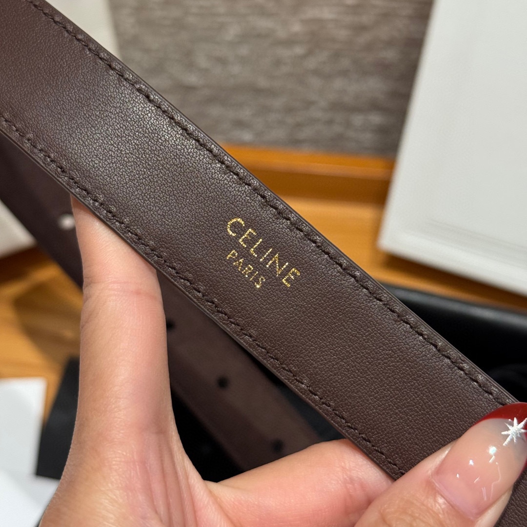 Celine 女士腰带 TRIOMPHE中号25毫米皮带这款采用进口牛皮绒面 光滑牛皮底腰带，质地柔软细