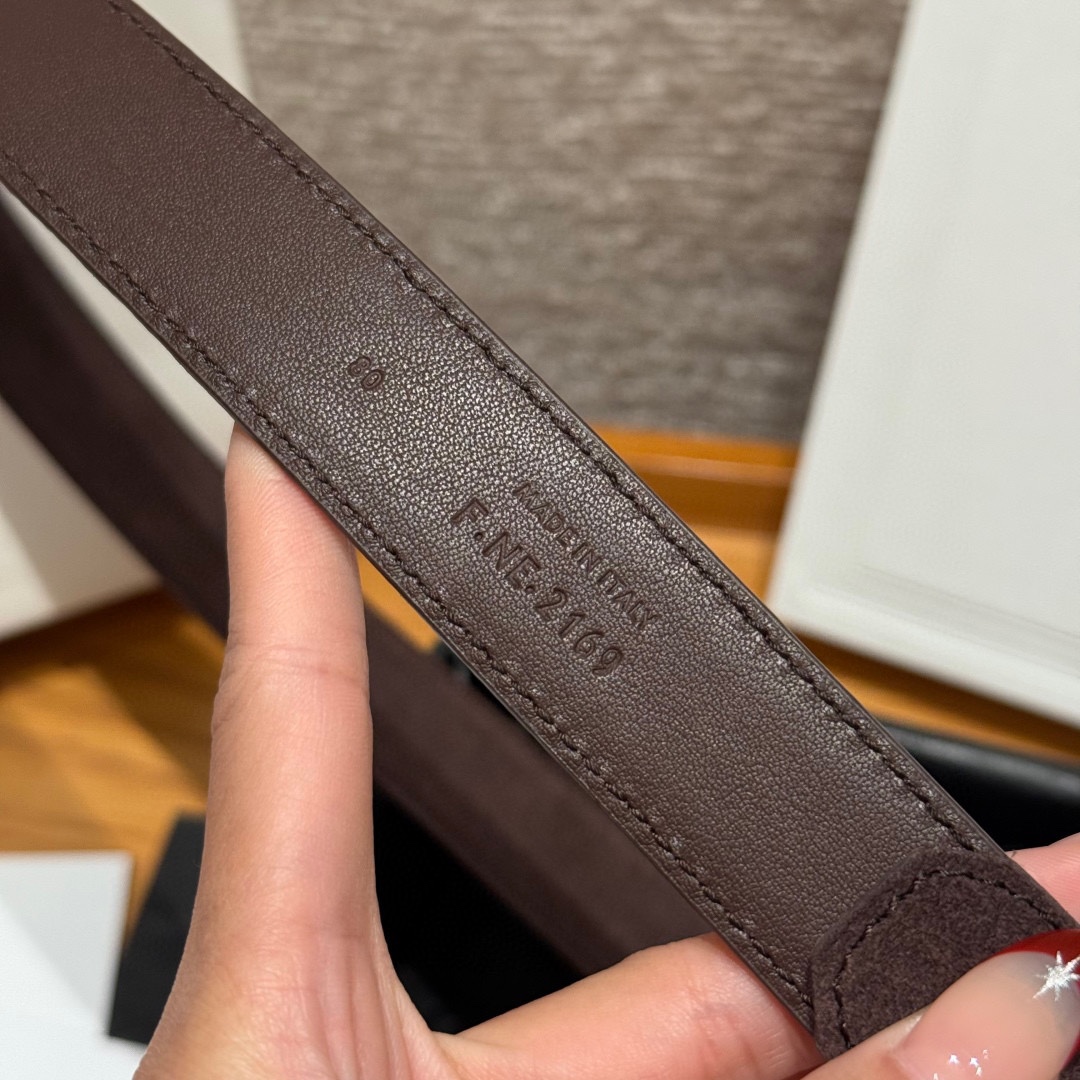 Celine 女士腰带 TRIOMPHE中号25毫米皮带这款采用进口牛皮绒面 光滑牛皮底腰带，质地柔软细