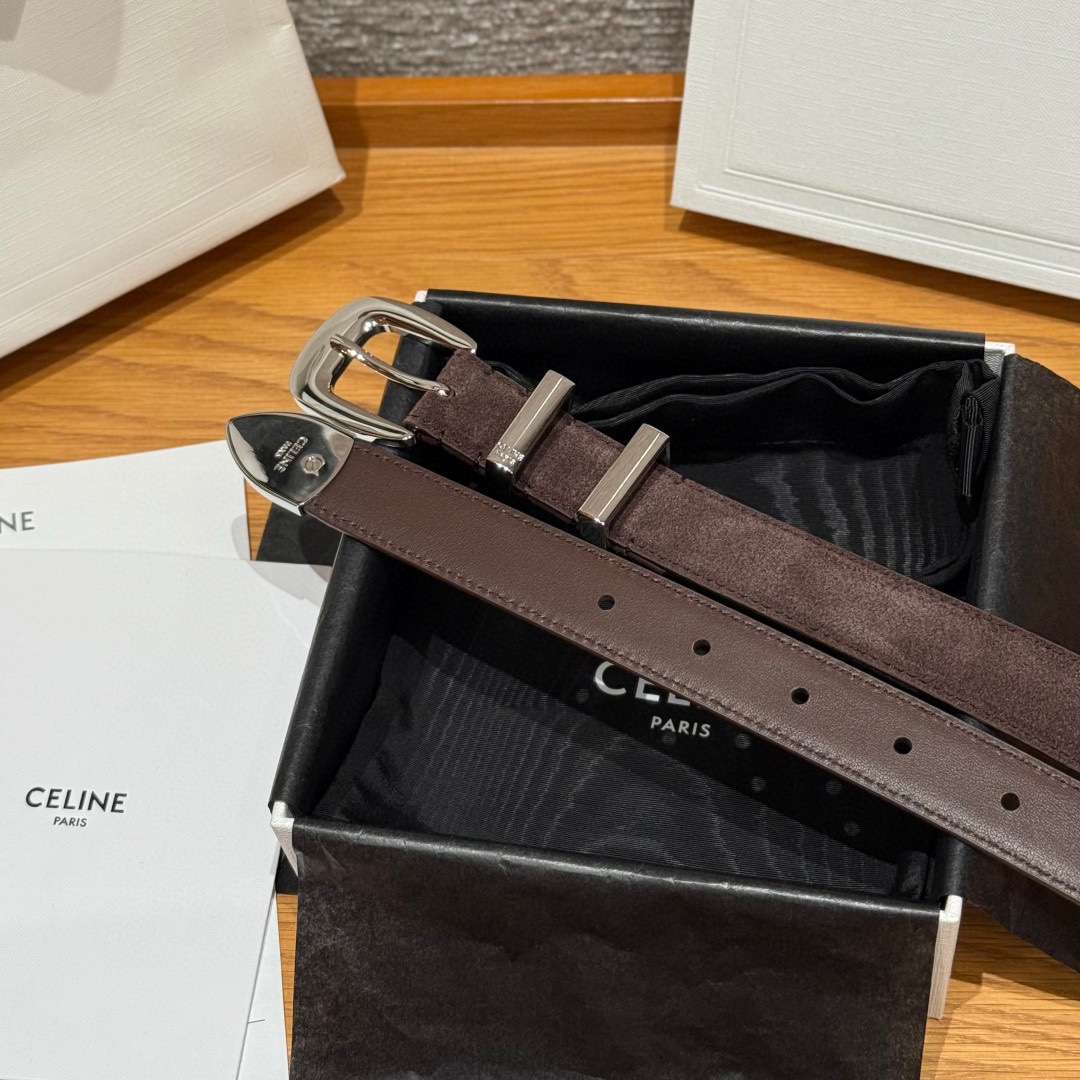 Celine 女士腰带 TRIOMPHE中号25毫米皮带这款采用进口牛皮绒面 光滑牛皮底腰带，质地柔软细