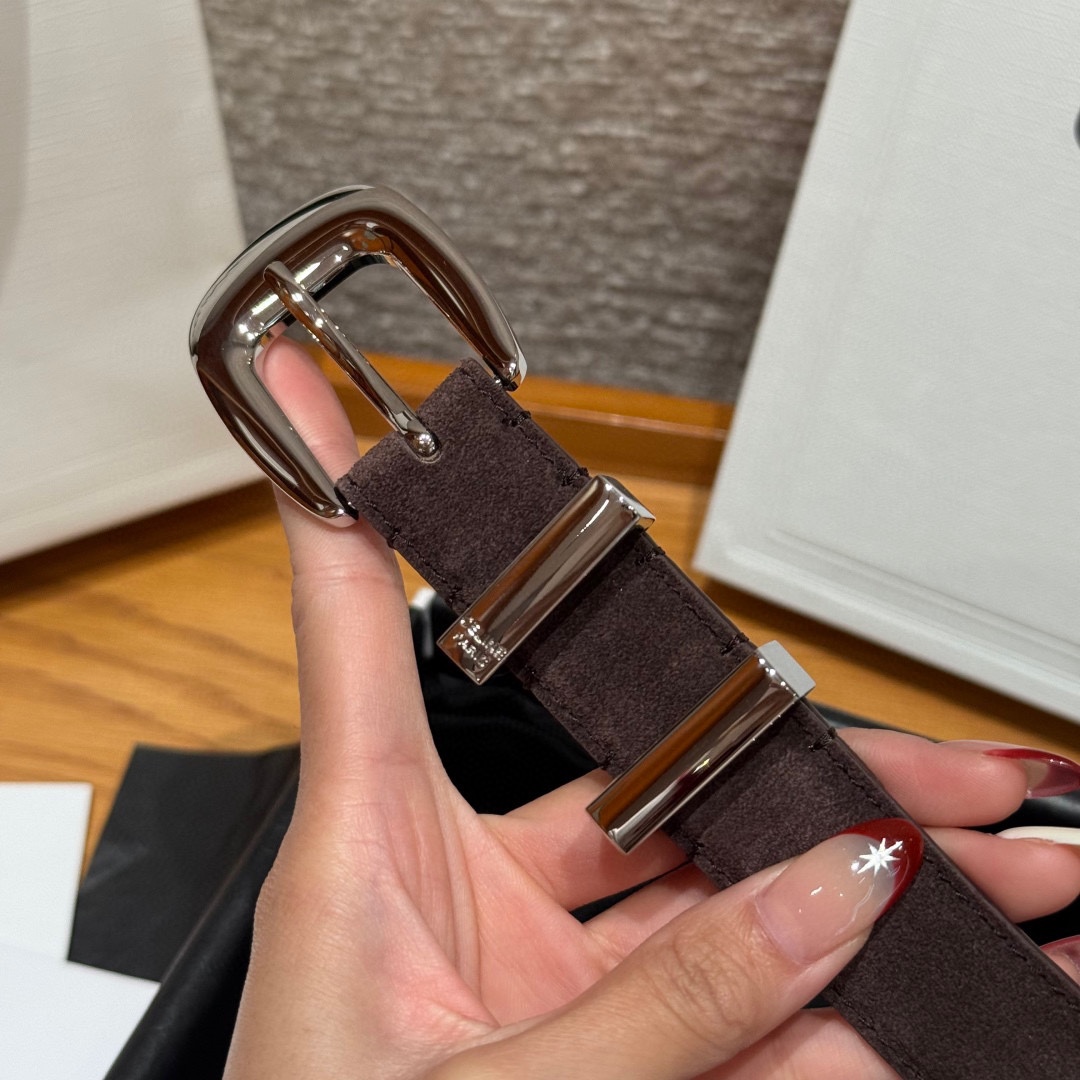 Celine 女士腰带 TRIOMPHE中号25毫米皮带这款采用进口牛皮绒面 光滑牛皮底腰带，质地柔软细