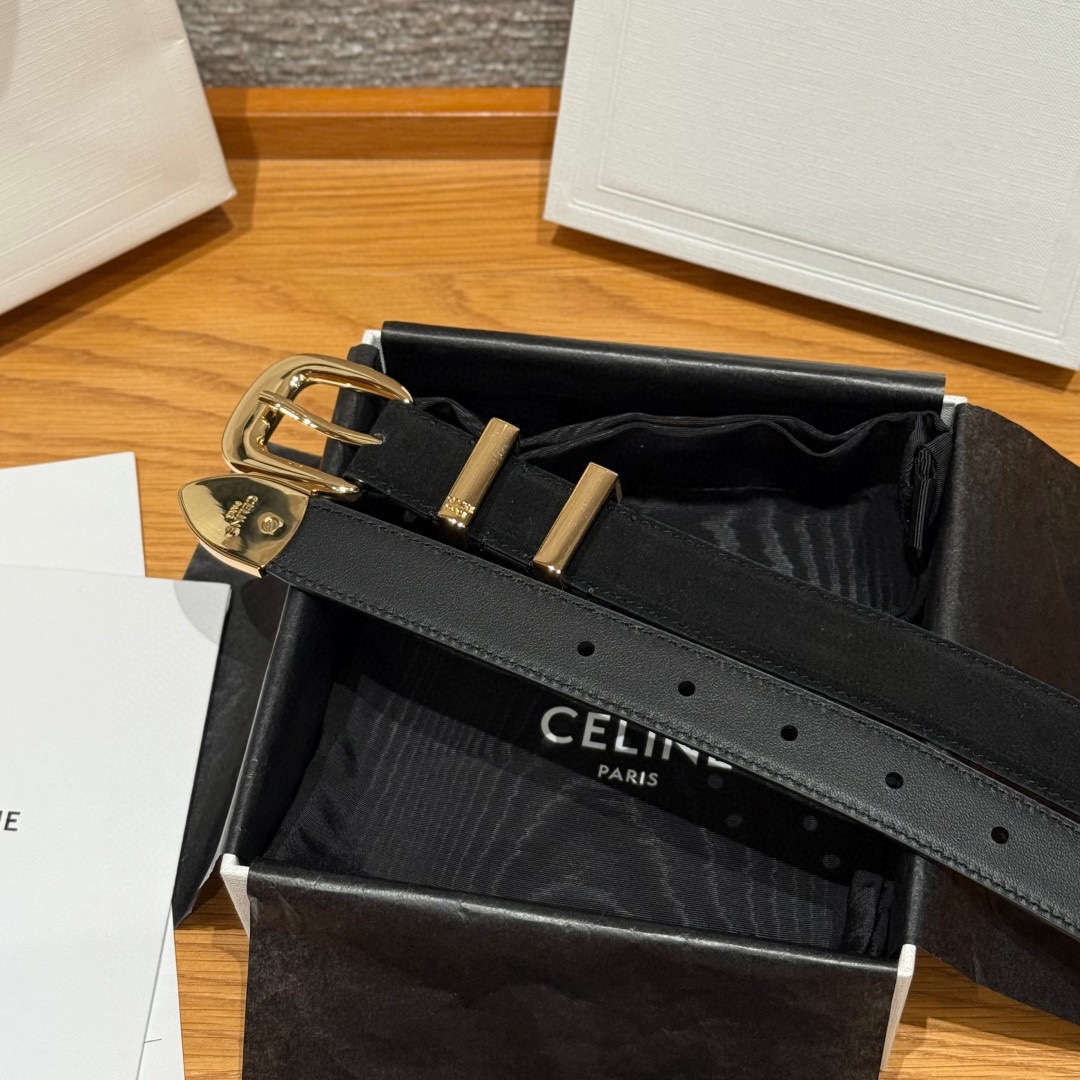 Celine 女士腰带 TRIOMPHE中号25毫米皮带这款采用进口牛皮绒面 光滑牛皮底腰带，质地柔软细
