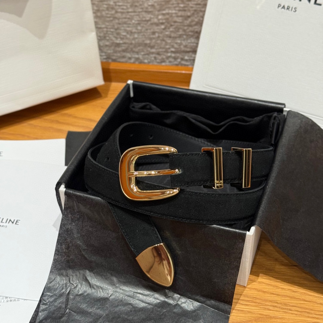 Celine 女士腰带 TRIOMPHE中号25毫米皮带这款采用进口牛皮绒面 光滑牛皮底腰带，质地柔软细